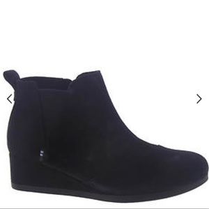 Tom’s Kelsey Black Wedge Youth Size 2